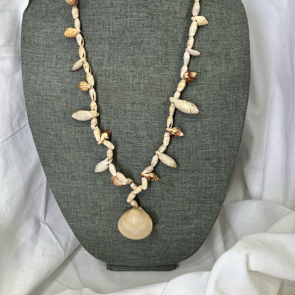 Vintage Shell Lei Necklace Rare LARGE Very Nice and has Two Clams Shells☑️ - Picture 2 of 8